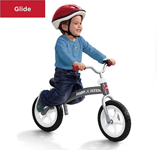 ラジオチラシは自転車の滑走と行きのバランスをとり、灰色のスクーター